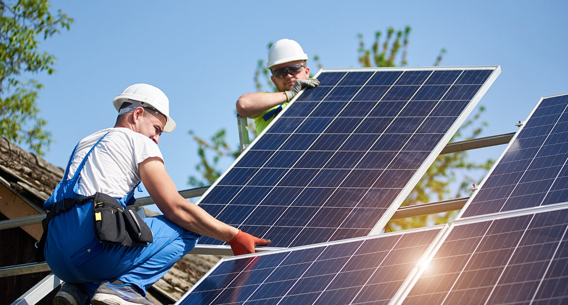 Quais são as etapas principais envolvidas na implementação de um sistema de energia solar?